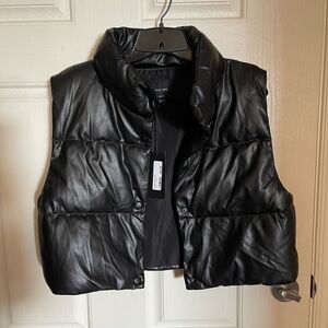 NWT Black Cropped Puffy Vest; size Large